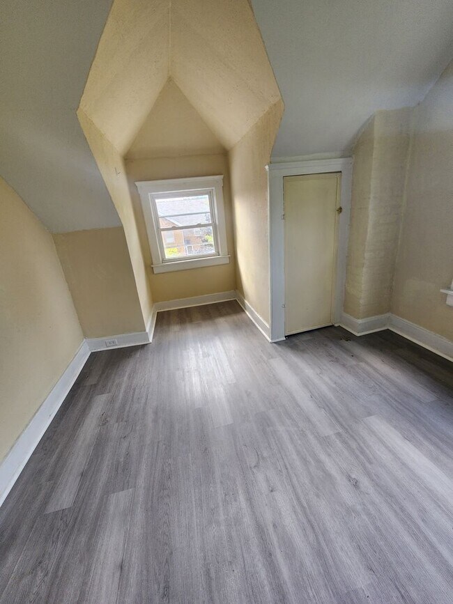 Building Photo - One Bedroom Clean Apt For Rent
