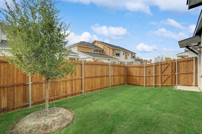 Building Photo - Luxury living in this stunning 4 bedroom, 3 bath home