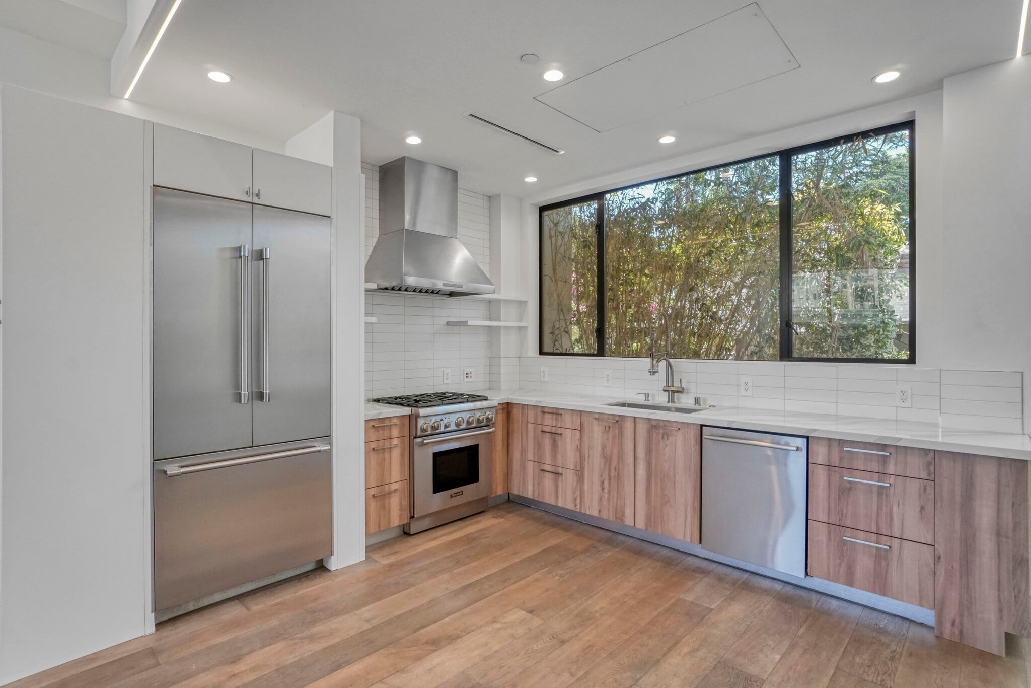 Building Photo - 1447 N Martel Ave