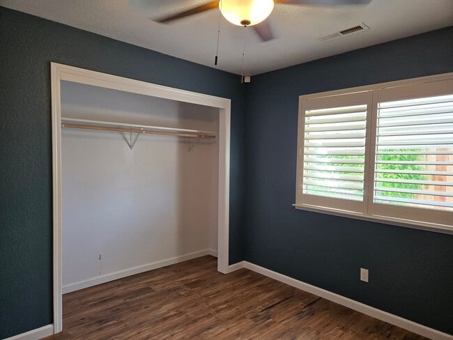 Building Photo - Charming 3BD/2BA Home in Quiet Cul-De-Sac with Solar & Included Landscaping