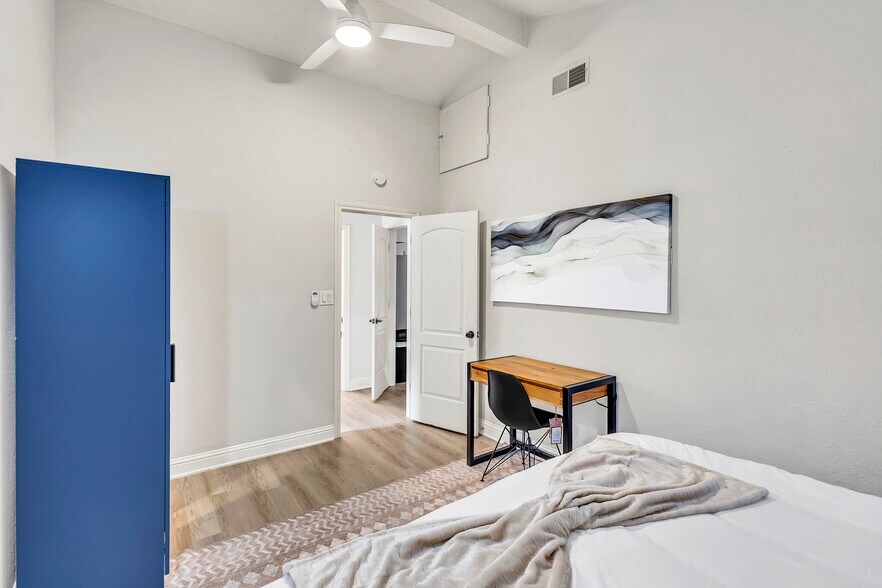 Building Photo - 4603 Lennox Dr