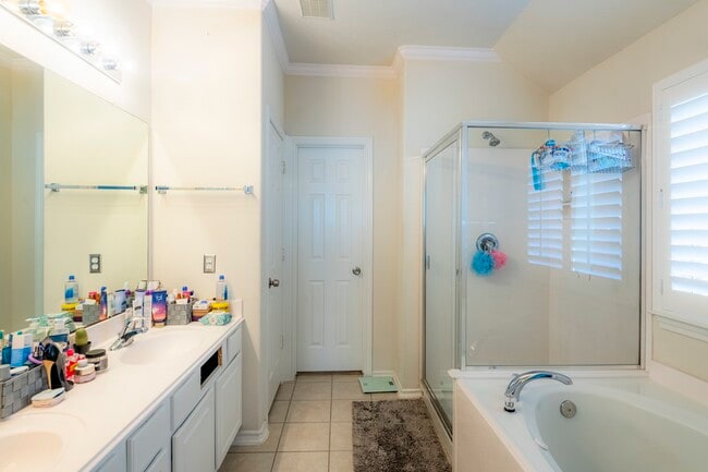 Building Photo - 10 Delphinium Pl