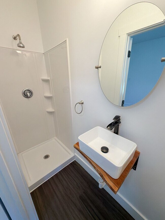 Building Photo - Historic Saint Elmo Charm with Modern Updates – 2 Bed, 2 Bath - Half Off Your First Month's Rent!