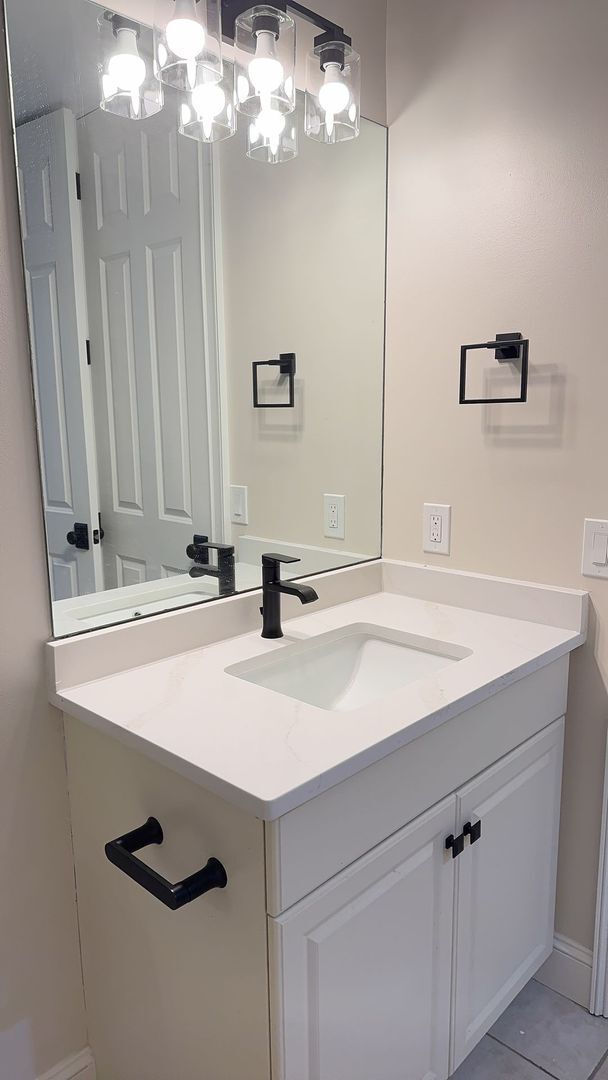 Building Photo - Newly Remodeled Home- Mid-Island Hilton Head