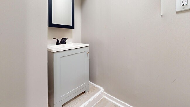 Building Photo - Updated 2-Bedroom Home with Bonus Room