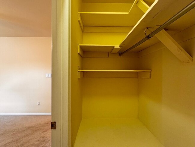 Building Photo - Briarwood Townhome close to NGIC and Hollymead Town Center!