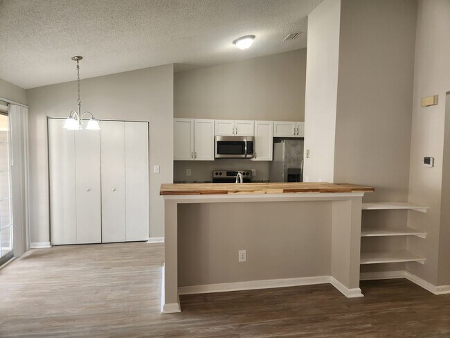 Building Photo - Completely Renovated in 2023 Second Level Condo