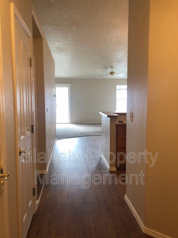 Building Photo - 533 N Grove Way