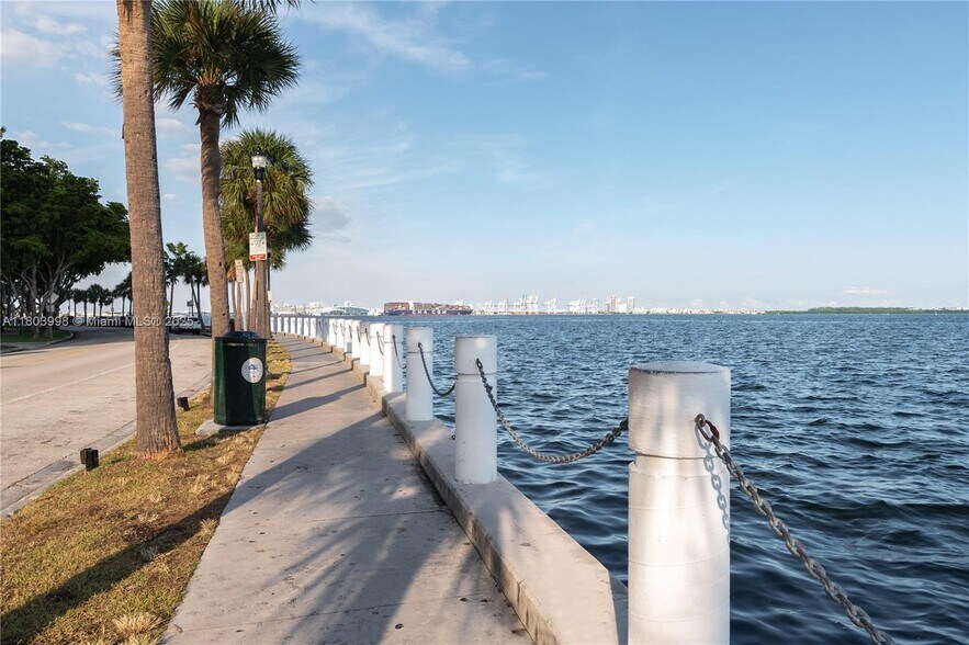 Building Photo - 1450 Brickell Bay Dr