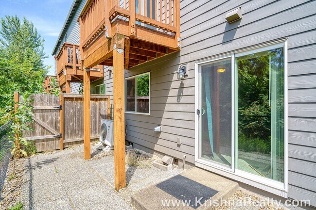 Building Photo - Eco-Friendly & Modern Townhome in Hazel Dell North