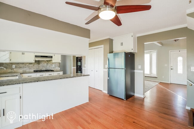 Building Photo - 5409 NW Foxhill Rd, Parkville, MO, 64152