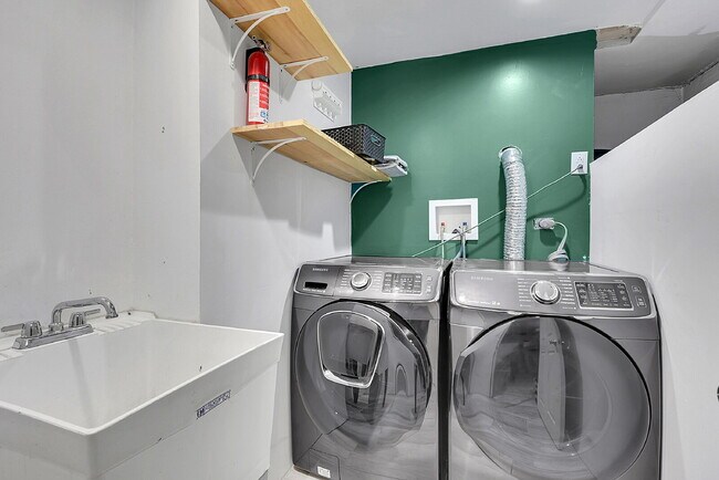 Building Photo - $1,900.00, 3-bed, 2 bath, located in Color...