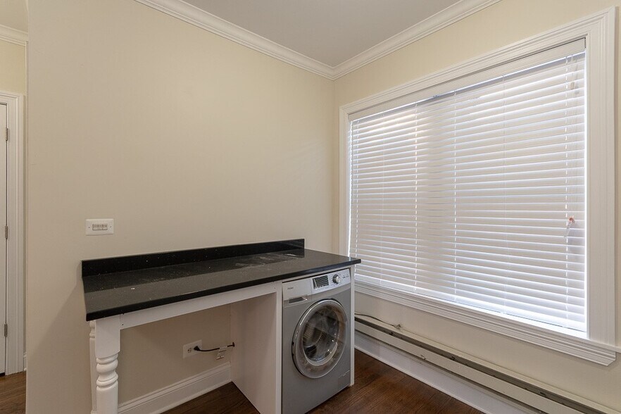 Building Photo - 3826 N Greenview Ave