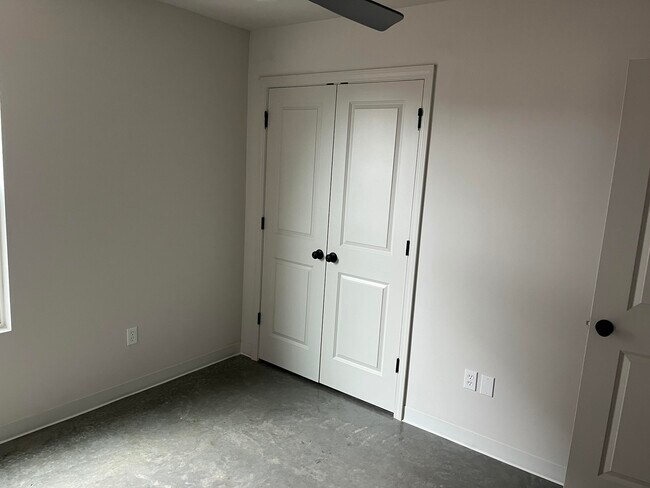 Building Photo - 208 3rd Ave