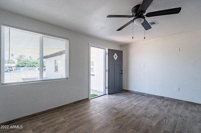 Building Photo - 37 E El Parque Dr