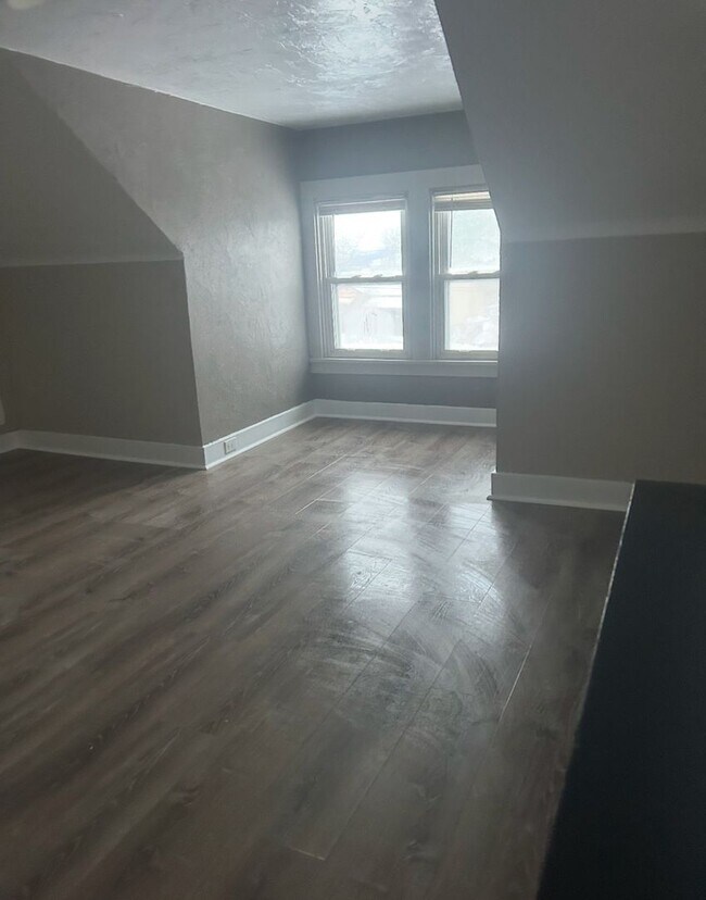 Building Photo - 1st month free w/ 2 or 3 year lease on lar...