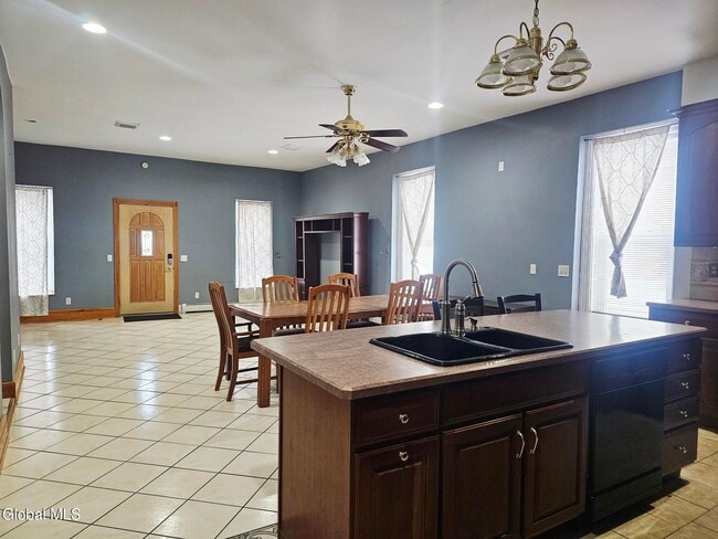 Building Photo - 305 Main St