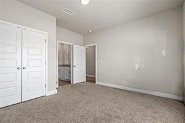 Building Photo - 4 Bedroom in West Mobile, Only a Few Years Old