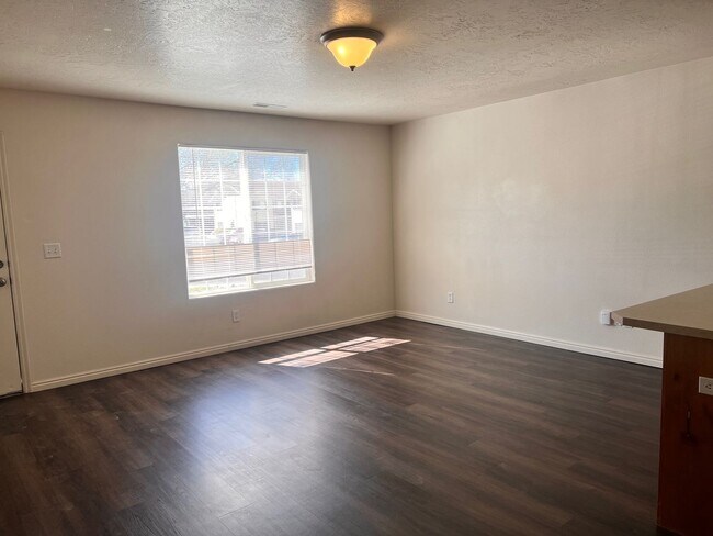 Building Photo - Charming 3-bedroom Home