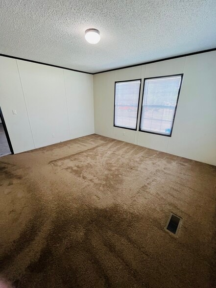 Building Photo - 15621 Pine Ridge Dr