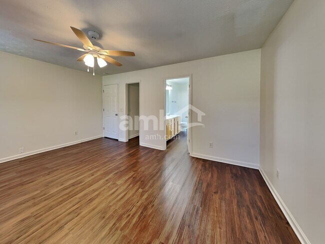 Building Photo - 2935 Greentree Dr