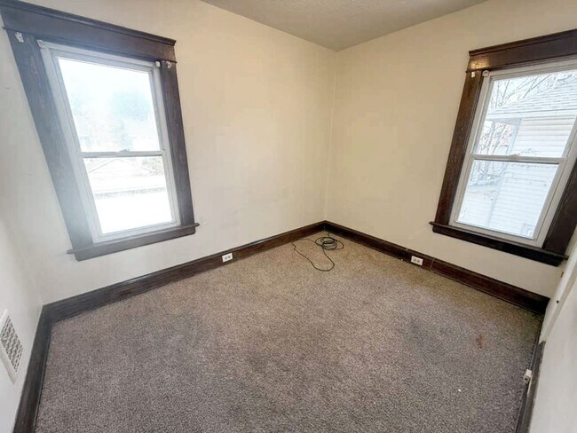 Building Photo - 4 BED 1 BATH SINGLE FAMILY HOME IN CLEVELAND!