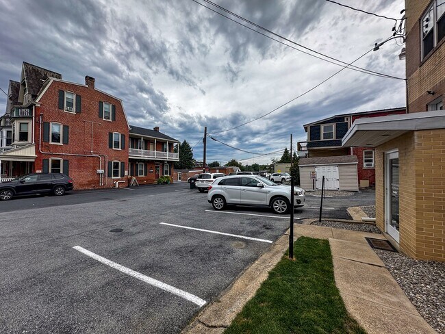 Building Photo - 902 Columbia Ave