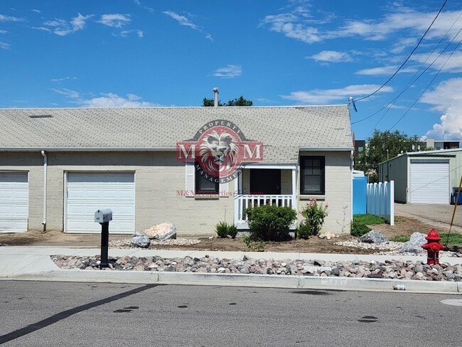 Building Photo - Cozy 1 Bd 1 Bath Remodeled Duplex
