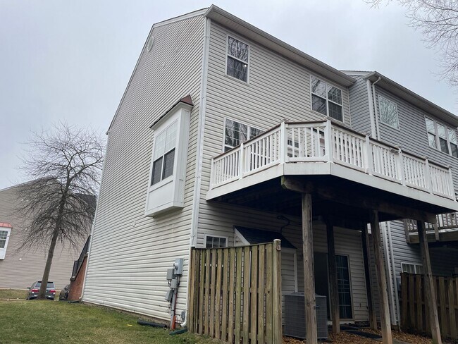 Building Photo - Elegant And Spacious 3 Bed 3.5 Bath Townhome In Vibrant Loudon Parkway Center