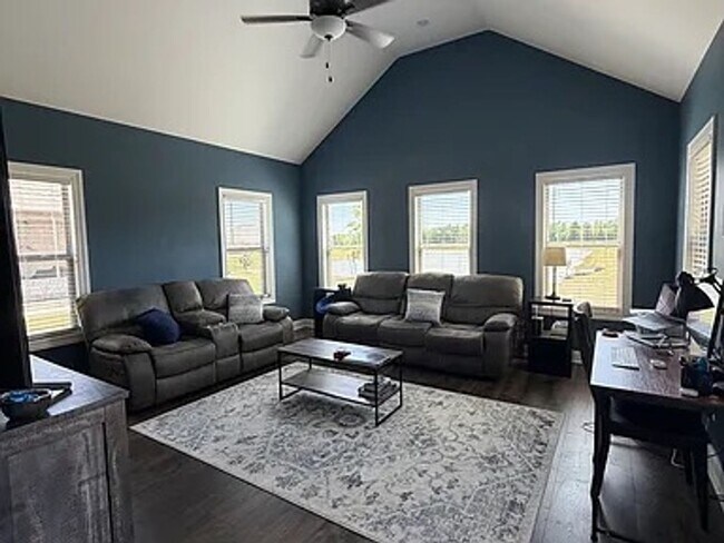 Building Photo - 26316 Woodfield Dr