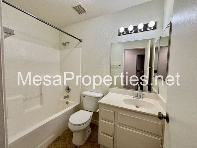 Building Photo - 13539 Merry Oaks St
