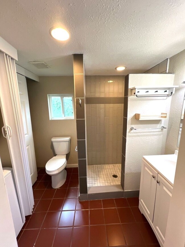 Building Photo - 627 E 14th St