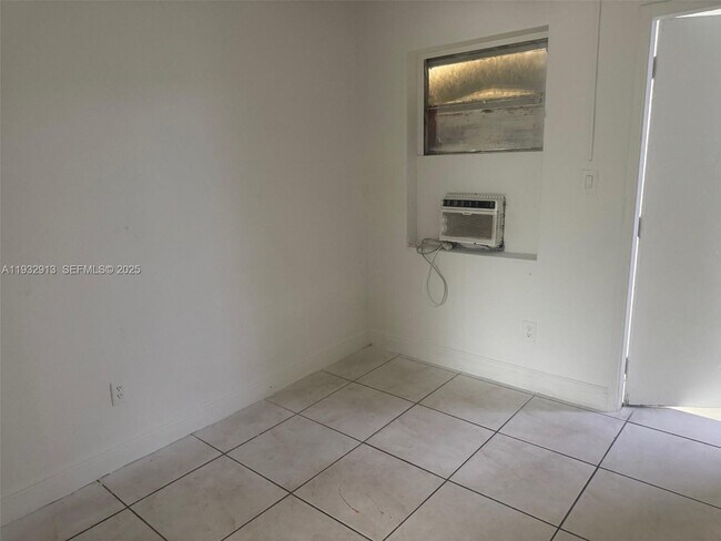 Building Photo - 611 S 24th Ave