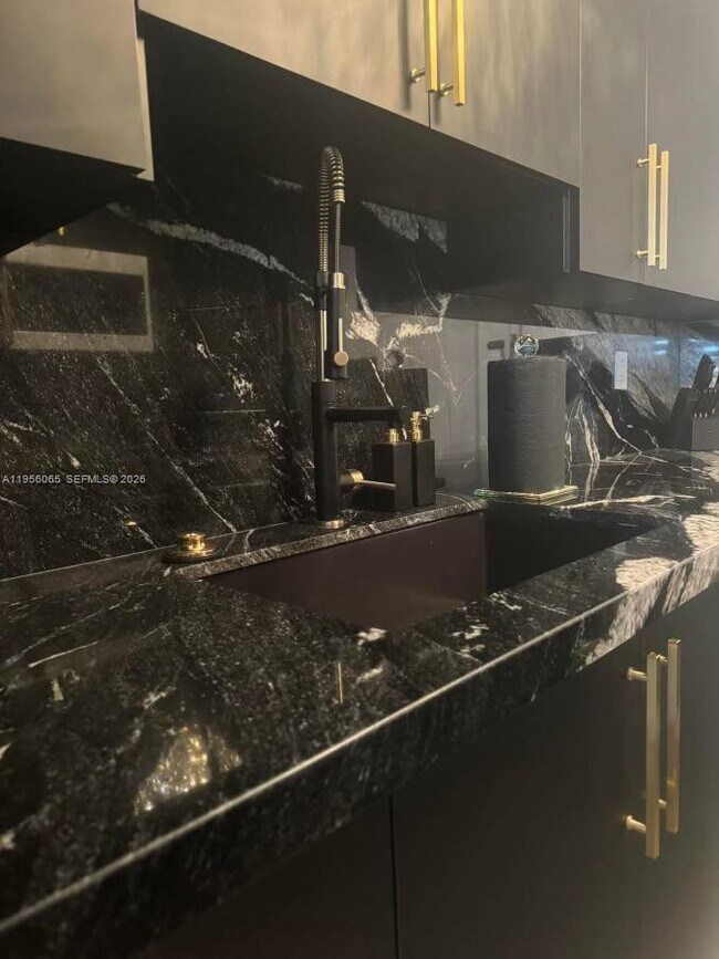 Building Photo - 100 Lincoln Rd