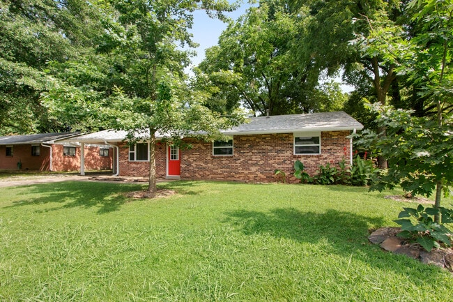 Building Photo - 840 W Davis St