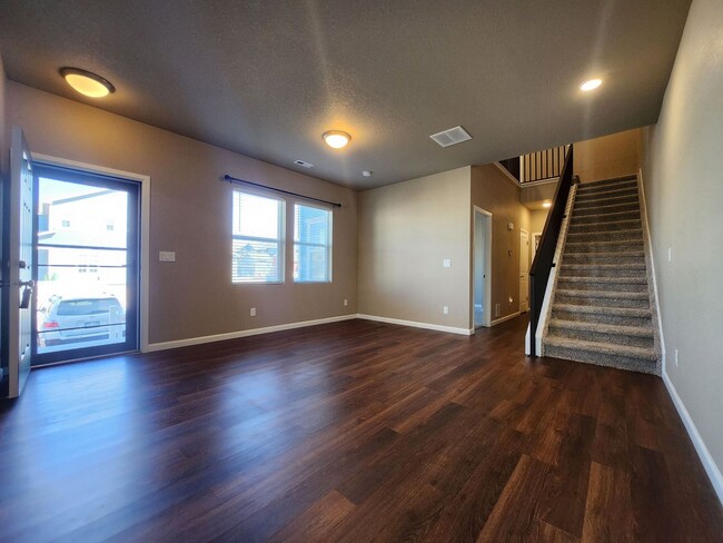 Building Photo - Modern Luxury Home for Rent in Desirable W...