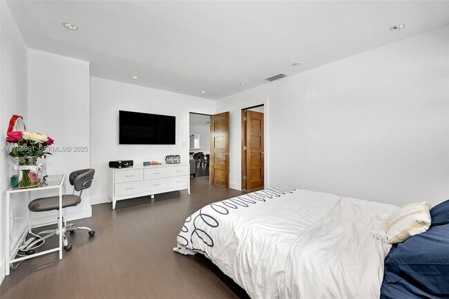 Building Photo - 2120 NE 204th St