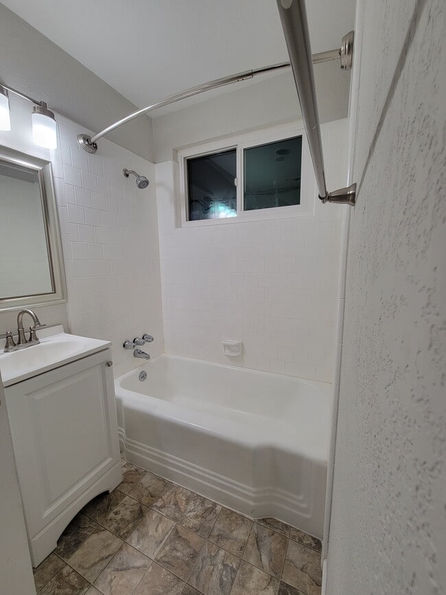 Building Photo - 1511 Paradise Ln
