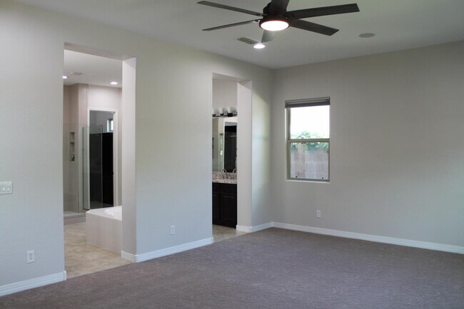 Building Photo - 3458 E Loma Vista St