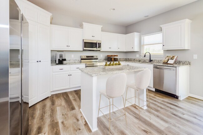 Building Photo - Fantastic 4bd/3ba home! Coming soon!