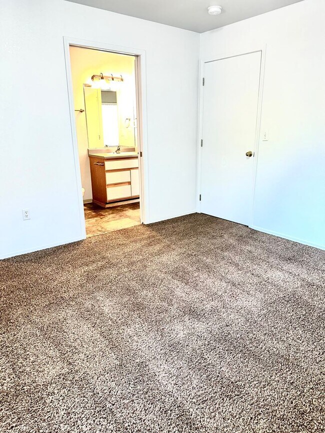 Building Photo - Love where you live in this 2 bedroom 2 bathroom 1st floor apartment!