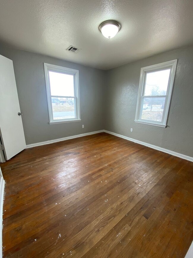 Building Photo - Spacious 3 Bedroom House