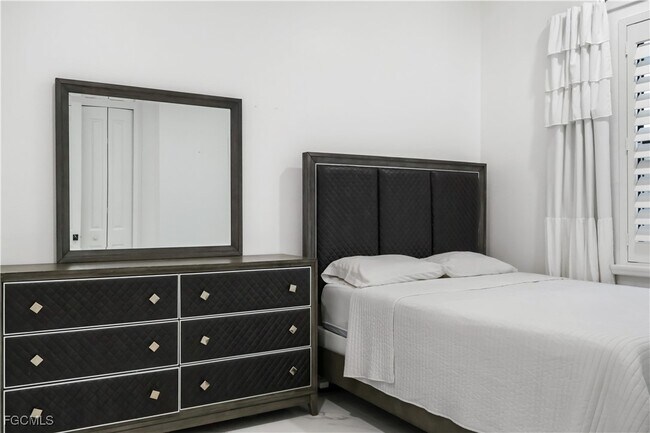 Building Photo - 331 NE 7th St