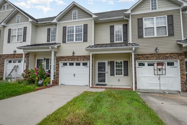 Building Photo - Recent Rent Reduction - Spacious 2-Story T...