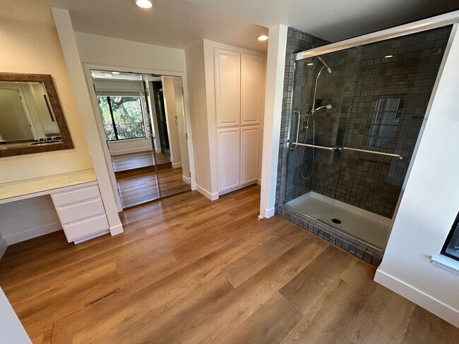 Building Photo - Must See Spacious Alamo 4BR Home with Remo...