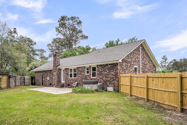 Building Photo - Comfortable Living with Modern Upgrades in Prime Goose Creek Location