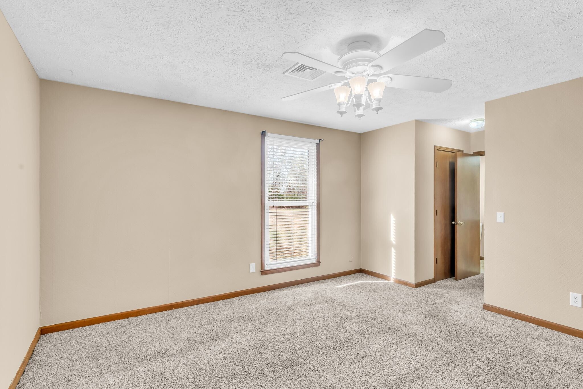 Building Photo - 341 Hickory Dr