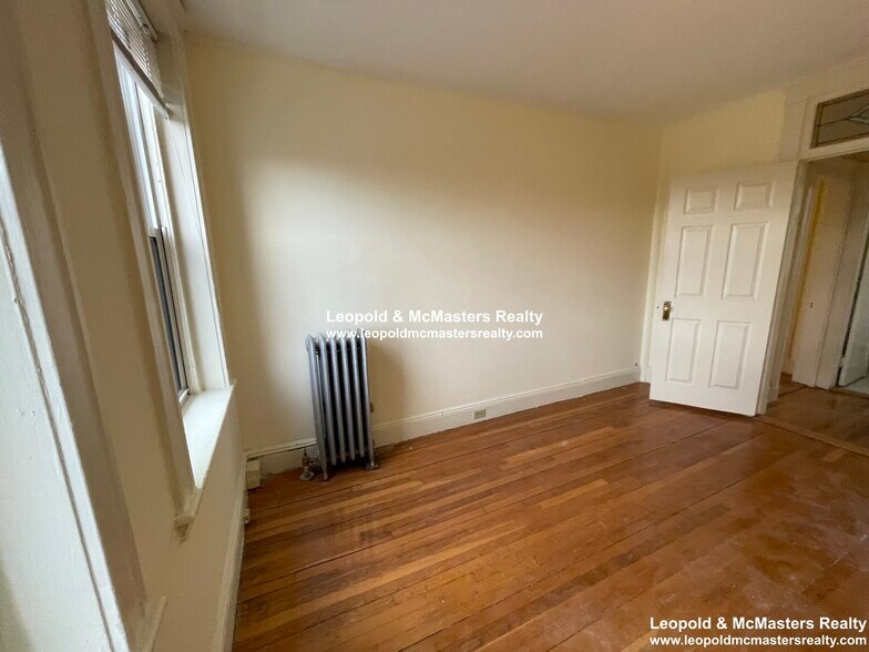 Building Photo - 117 Park Dr