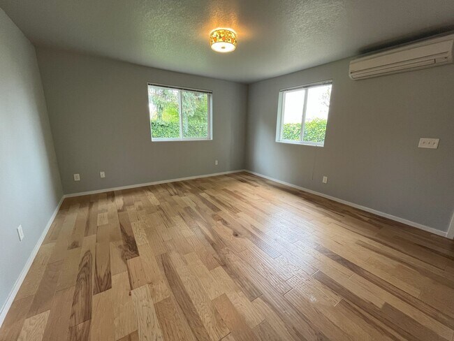 Building Photo - Charming SE Bungalow 3 Bed 2 Bathroom with Washer & Dryer