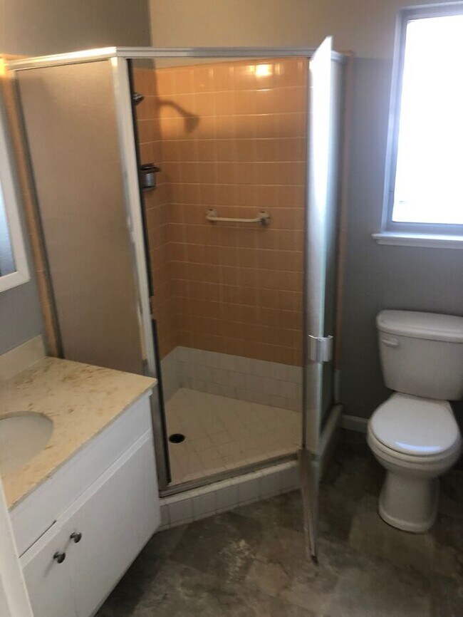 Building Photo - 3 bed 2 bath home for rent in SkyPark area...